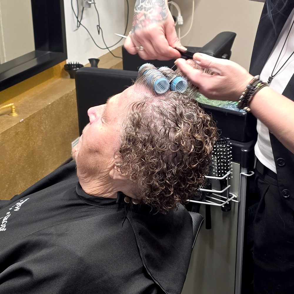 Bild Claudia beim Legen von Locken