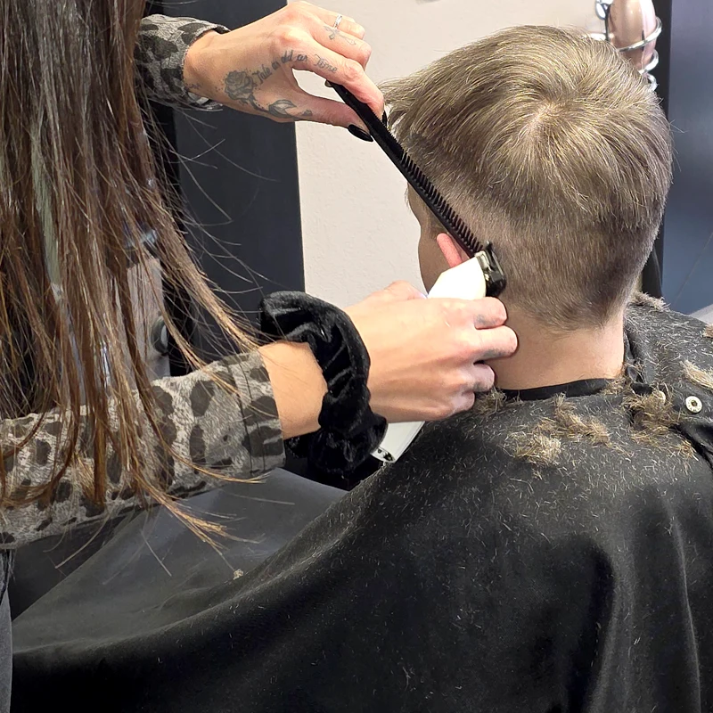 Bild Desi beim Schneiden eines Übergangs