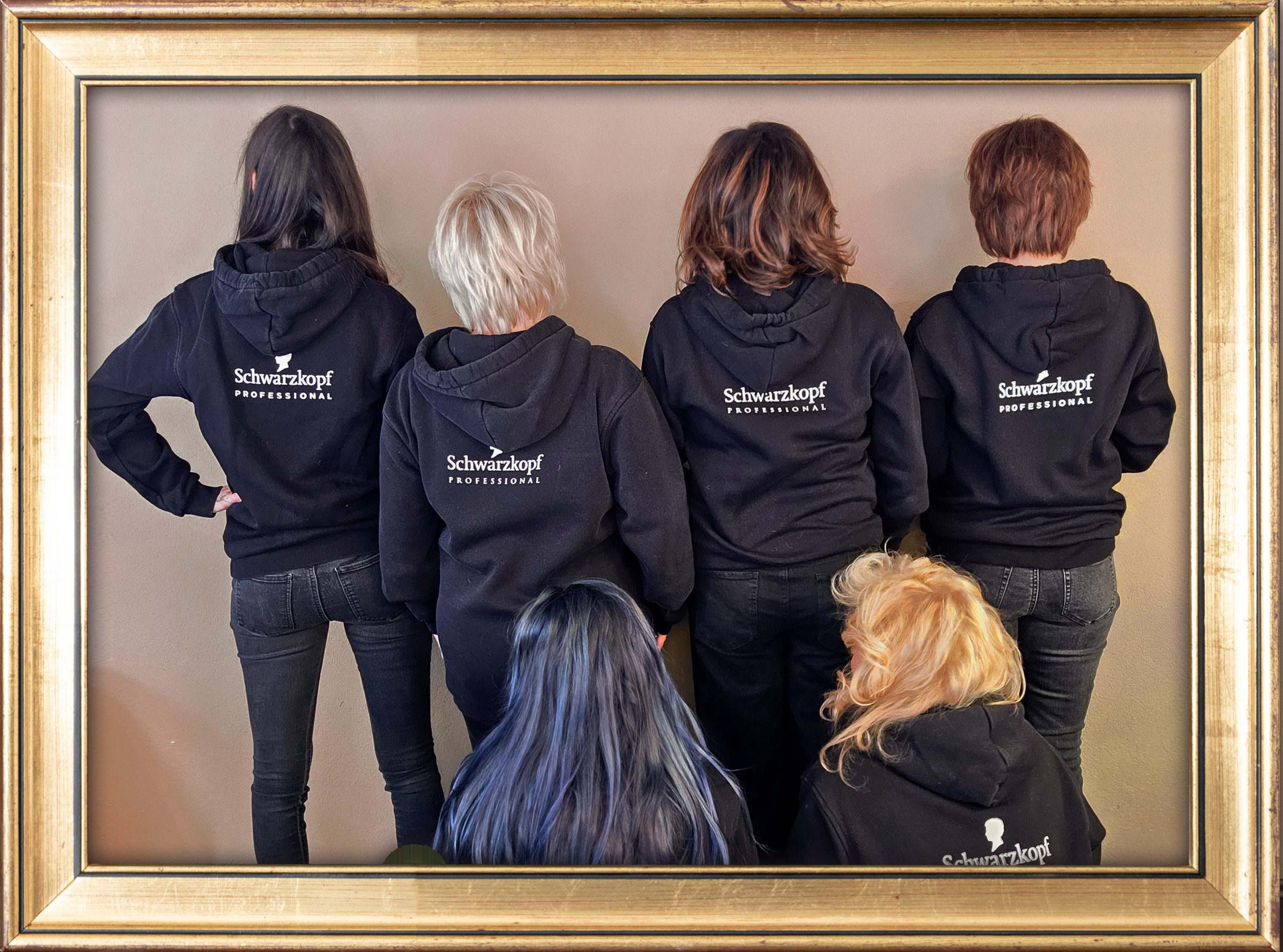 Foto des Teams in goldenem Rahmen von hinten