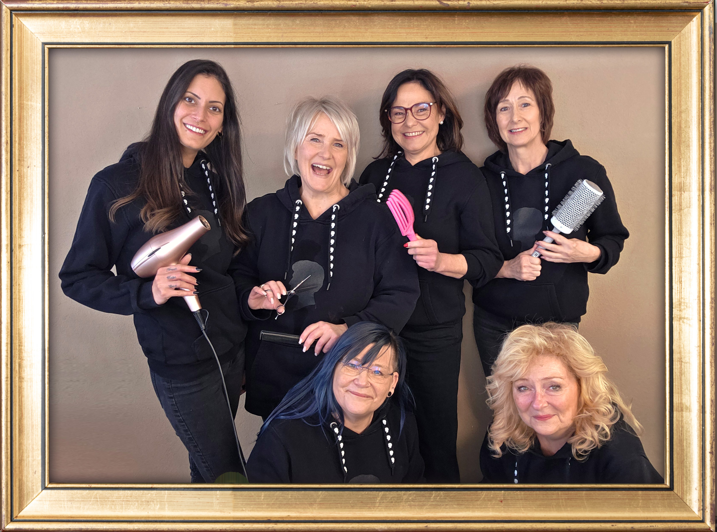 Foto des Teams in goldenem Rahmen